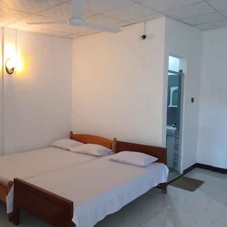 Amila Guest Hotel Trincomalee Exterior photo
